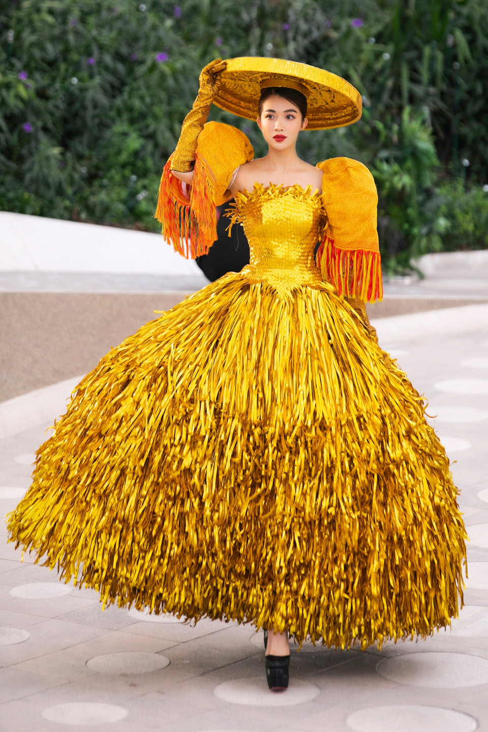 Đã lâu rồi người hâm mộ mới gặp lại Á hậu Lệ Hằng trên sàn diễn thời trang. (Ảnh: CTV/Vietnam+)