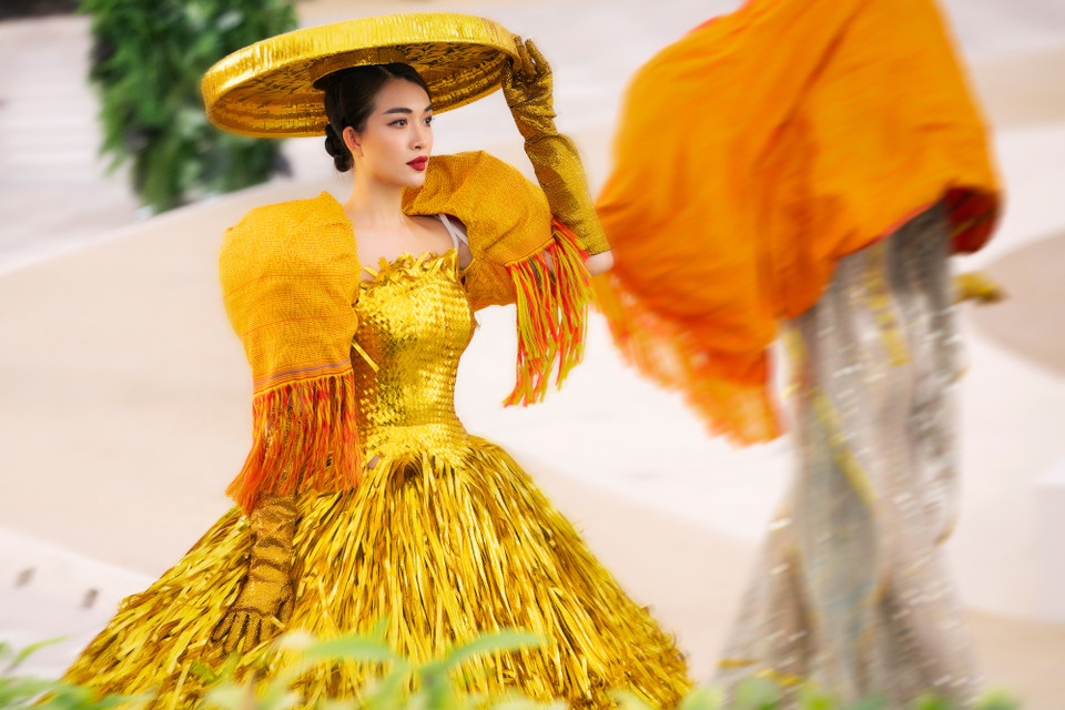 Thiết kế đậm chất hoàng gia trong bộ sưu tập 'Hái mơ' của nhà thiết kế Lý Quí Khánh. (Ảnh: CTV/Vietnam+)