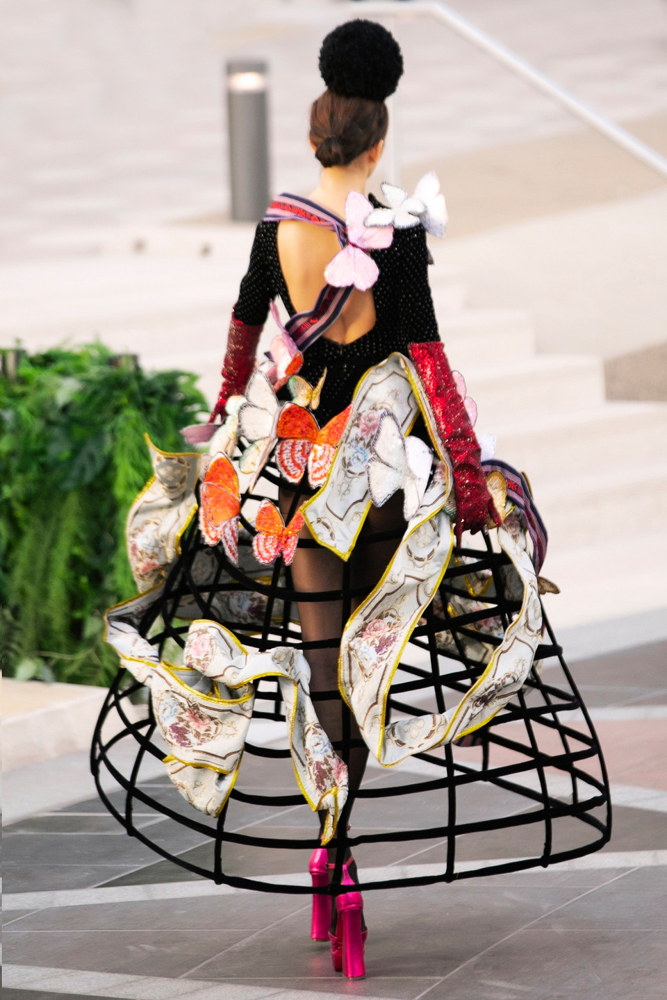 Mâu Thủy là người mẫu mở màn cho bộ sưu tập và vedette kết show là Á hậu Lệ Hằng. (Ảnh: CTV/Vietnam+)