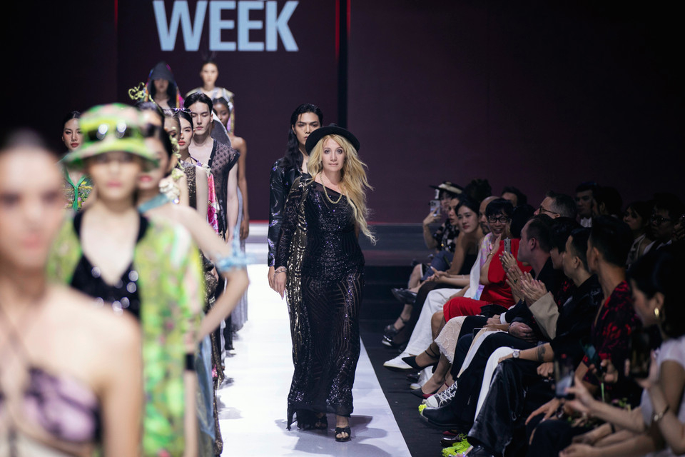 Nhà thiết kế Maria Giovanna Costa (váy đen) đến từ Italy đã “chiêu đãi” khán giả Việt một “bữa tiệc thời trang” với màu sắc giao thoa giữa tinh thần Việt Nam và phương Tây trong bộ sưu tập “Dragon.” (Ảnh: CTV/Vietnam+)