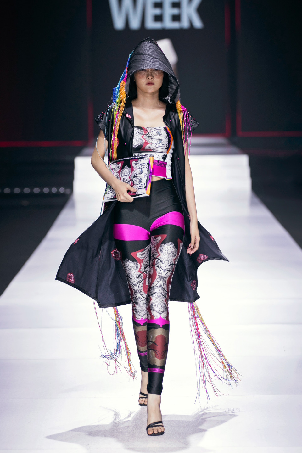 Bộ sưu tập đã đưa khán giả lên hành trình khám phá sự kết hợp mạnh mẽ giữa vẻ đẹp phương Đông và phương Tây thông qua những kỹ thuật, cách xử lý chất liệu đến từ nhà mốt người Italy kết hợp hài hòa với màu sắc truyền thống đa dạng của Việt Nam. (Ảnh: CTV/Vietnam+)