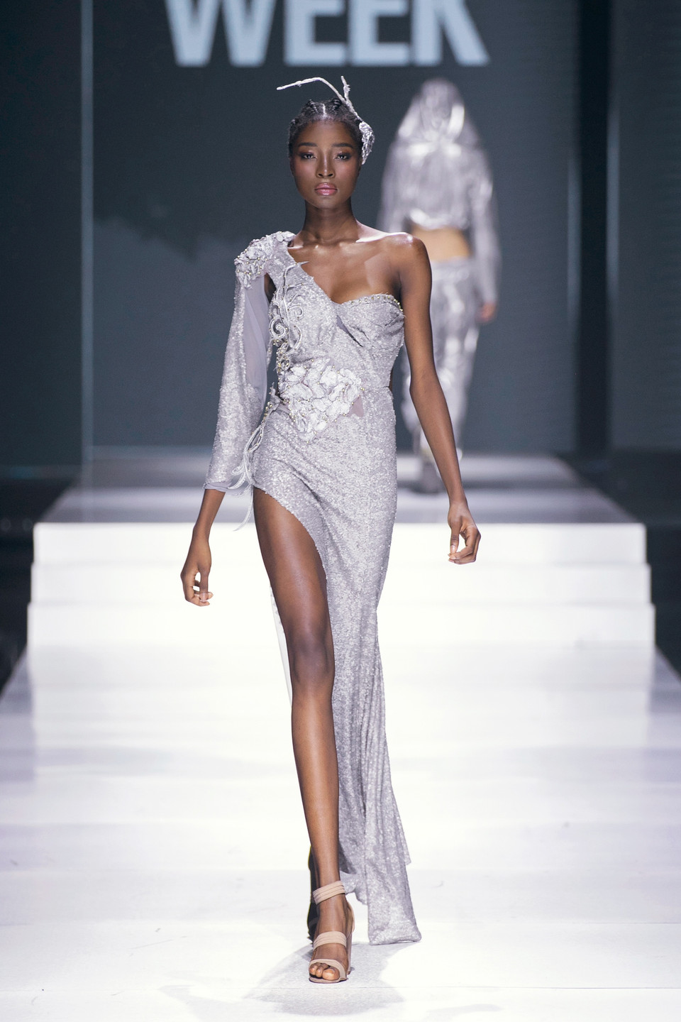 Nhà thiết kế Maria Giovanna Costa đã lựa chọn sử dụng những chất liệu mềm mại và thoải mái, giúp người mặc tự tin tôn lên đường cong cơ thể. (Ảnh: CTV/Vietnam+)