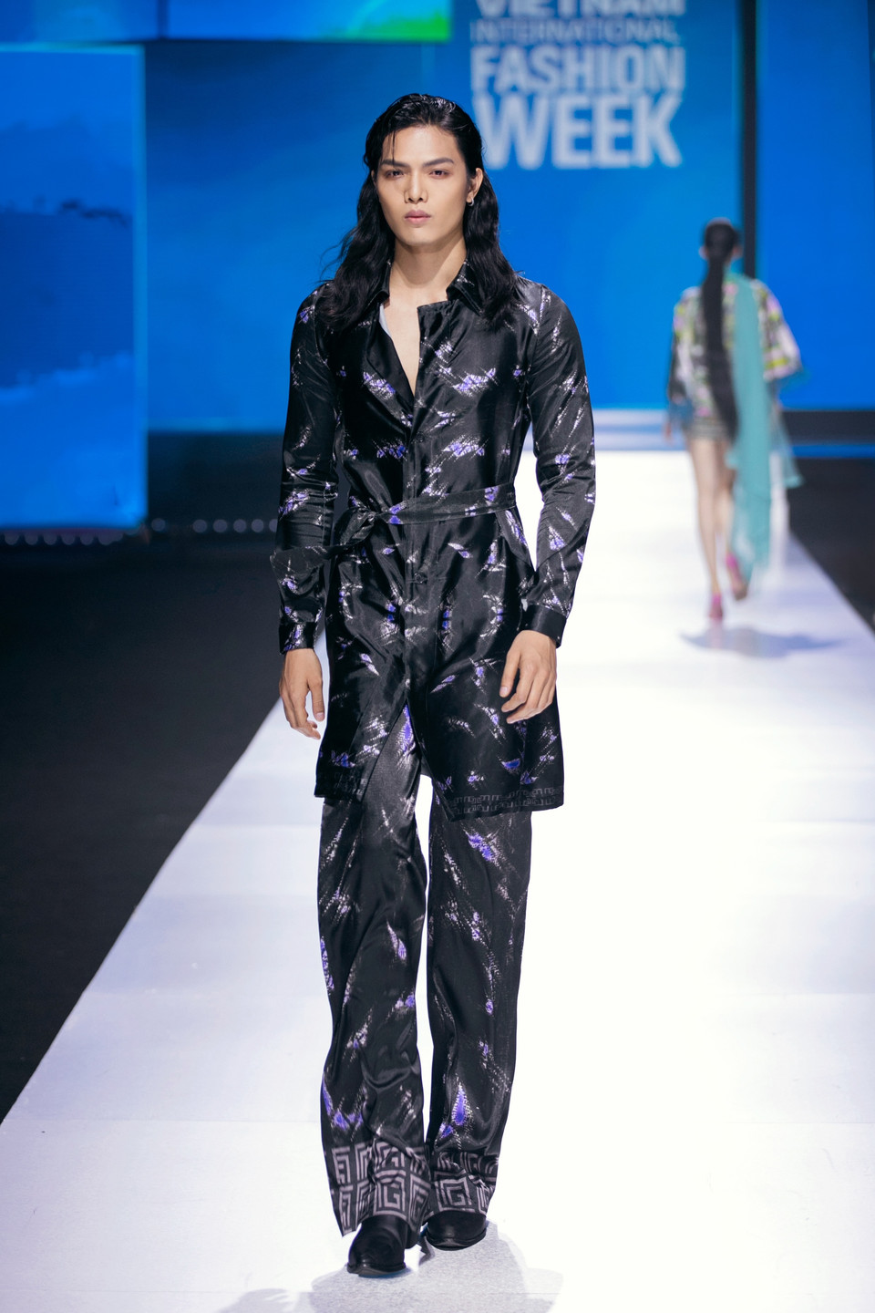 Từ các thiết kế đơn giản và tinh tế, cho đến những bộ cánh cao cấp được khắc họa lộng lẫy qua những họa tiết được đính kết tỉ mỉ, nhà thiết kế Maria Giovanna Costa đã thổi một “làn gió mới” đến với sàn diễn Việt thông qua các thiết kế lấy cảm hứng từ nghệ thuật và kiến trúc được thể hiện một cách khéo léo. (Ảnh: CTV/Vietnam+)