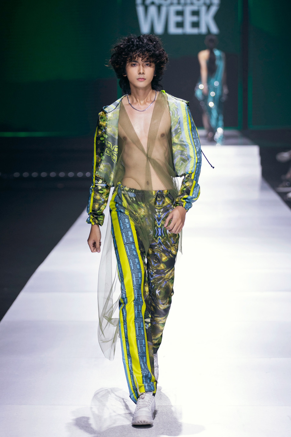 Bộ sưu tập “Dragon” đã thật sự “chiêu đãi” giới mộ điệu thông qua ngôn ngữ thời trang với những thiết kế được kết hợp một cách ấn tượng. (Ảnh: CTV/Vietnam+)