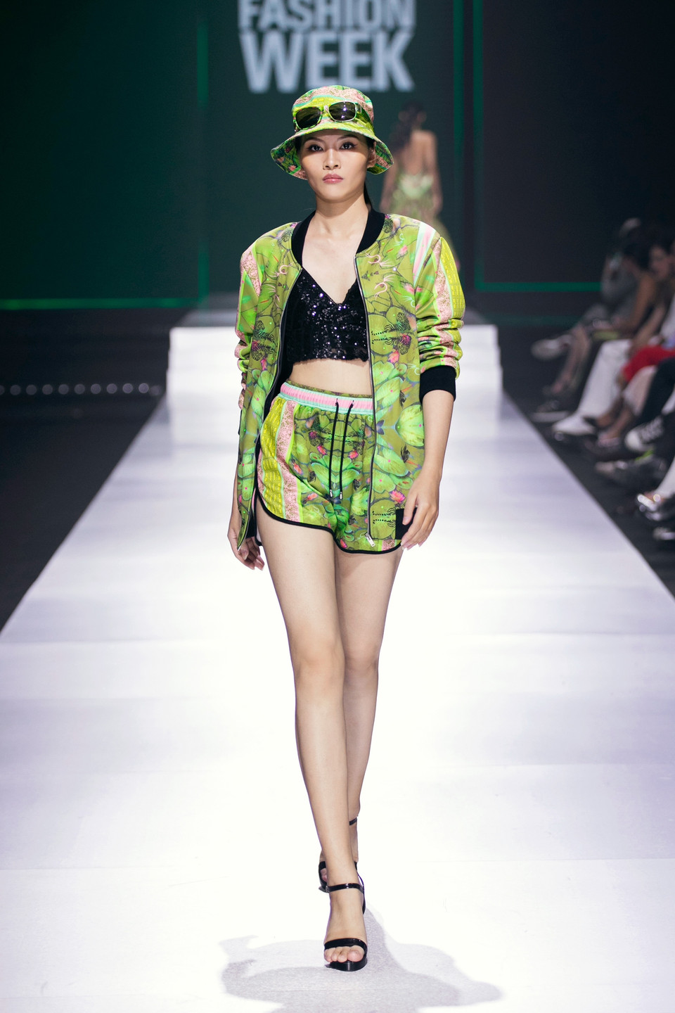 Xuyên suốt bộ sưu tập, những họa tiết mang đậm màu sắc văn hóa Việt Nam như hình ảnh hoa sen, nón lá… được nhà thiết kế ưu ái sử dụng. Tất cả góp phần tạo nên bức tranh tổng thể đa dạng nhưng không kém phần thời trang, thu hút sự chú tâm ngắm nhìn của người xem. (Ảnh: CTV/Vietnam+)