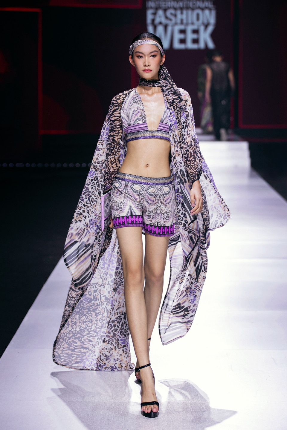 Kết thúc màn trình diễn rực rỡ, nhà thiết kế Maria Giovanna Costa đã cho thấy được tình yêu với thời trang dưới góc nhìn đa chiều và lòng khao khát tôn vinh “phái đẹp.” (Ảnh: CTV/Vietnam+)