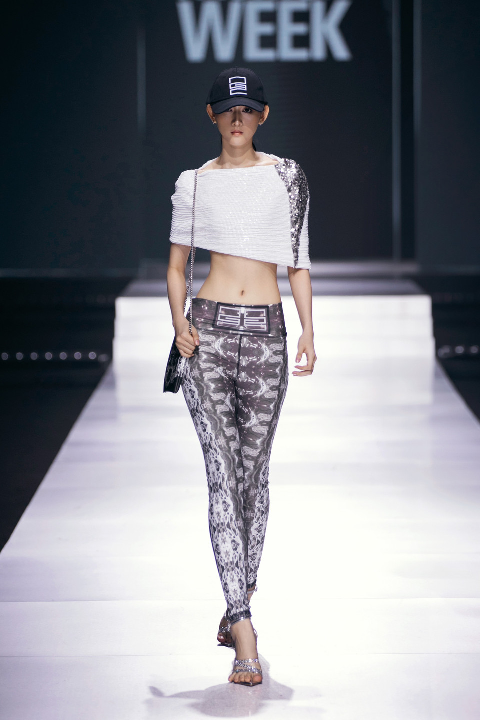 Sự kết hợp khéo léo giữa các nghề nghiệp và các tác phẩm khác nhau đã giúp nhà thiết kế có góc nhìn đa chiều thú vị thông qua những chuyến du lịch đến các châu lục, từ đó mang lại sức sống và màu sắc riêng biệt cho thương hiệu cá nhân. (Ảnh: CTV/Vietnam+)