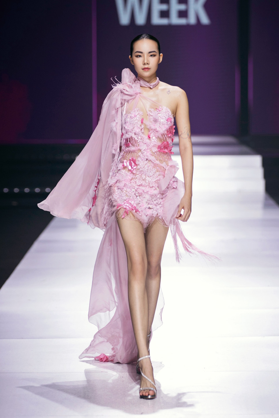 Chính chất liệu vải và những kỹ thuật thủ công truyền thống chịu sự ảnh hưởng từ nơi nhà thiết kế được sinh ra, đã khuyến khích cô mang đến vẻ đẹp và sự kỳ diệu dưới ngôn ngữ thời trang. (Ảnh: CTV/Vietnam+)