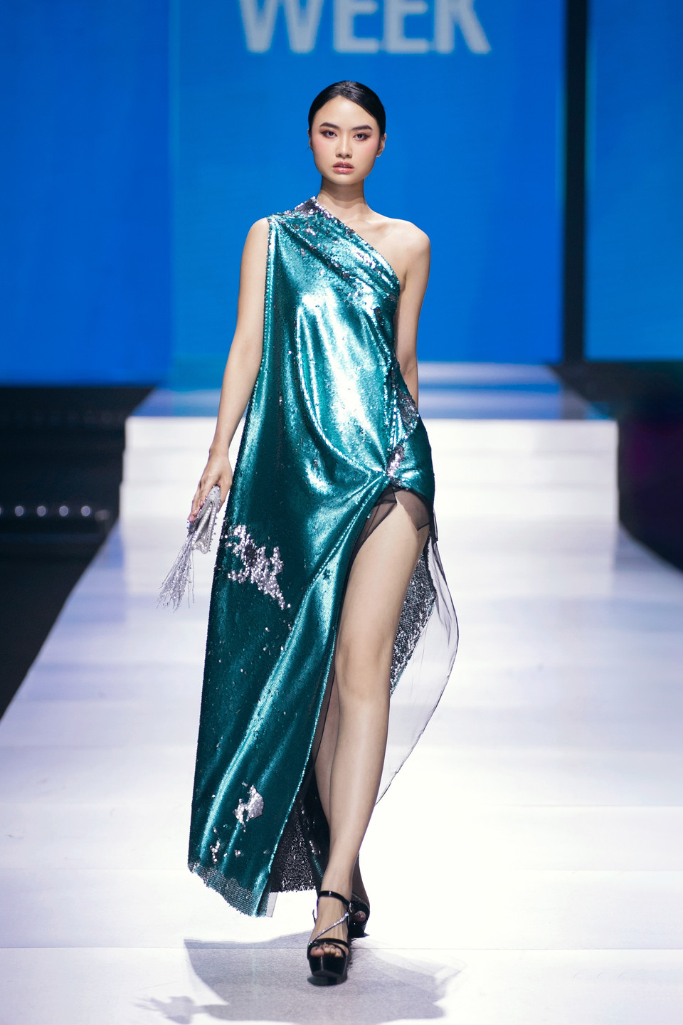 Đúng với tinh thần #FashionEvolution, nhà thiết kế tự hào đưa những tác phẩm tôn vinh vẻ đẹp của người phụ nữ ghi dấu trên bản đồ thời trang thế giới. (Ảnh: CTV/Vietnam+)