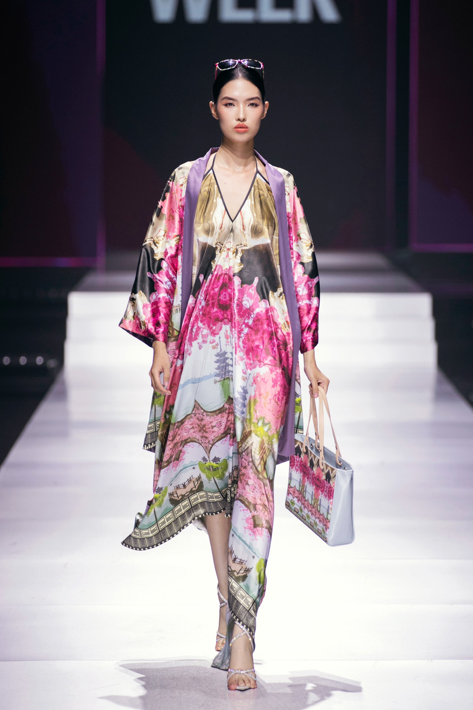 Bộ sưu tập “Dragon” đã gây ấn tượng với những bộ cánh đạt tới độ thẩm mỹ cao cùng sự kết hợp với nhiều chất vải và họa tiết tinh tế nhưng không kém phần sáng tạo. (Ảnh: CTV/Vietnam+)