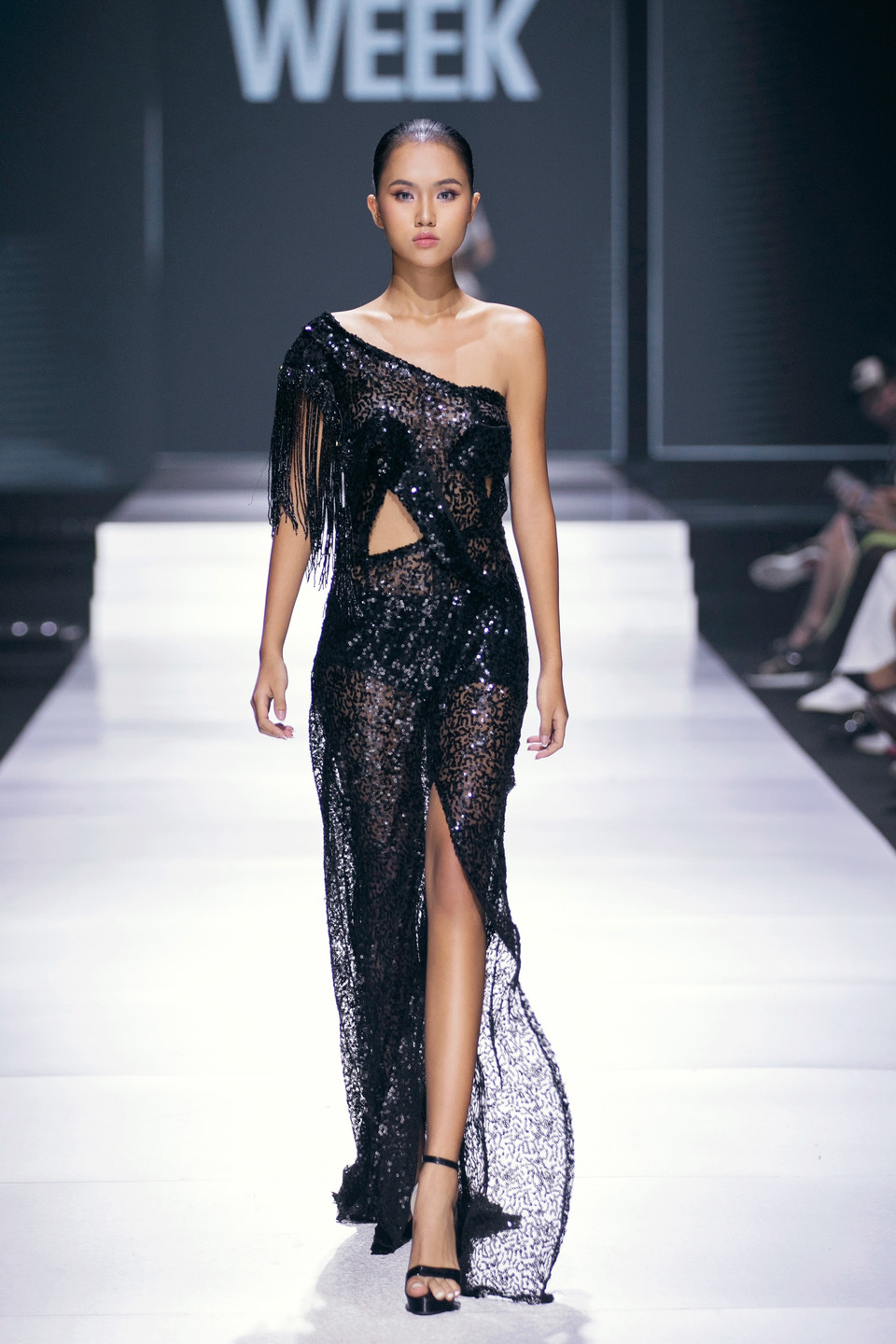 Các thiết kế được cắt xẻ táo bạo nhưng tinh tế giúp tôn lên được đường nét của người mẫu. (Ảnh: CTV/Vietnam+)