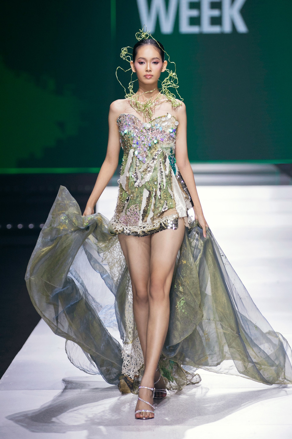 Những viên đá Swarovski lấp lánh, các chi tiết ren Pháp hài hòa, họa tiết được cắt laser, cùng những phần được tạo ra từ nhựa trong 3D đã góp phần mang đến cho khán giả một “bữa tiệc thị giác” thịnh soạn. (Ảnh: CTV/Vietnam+)