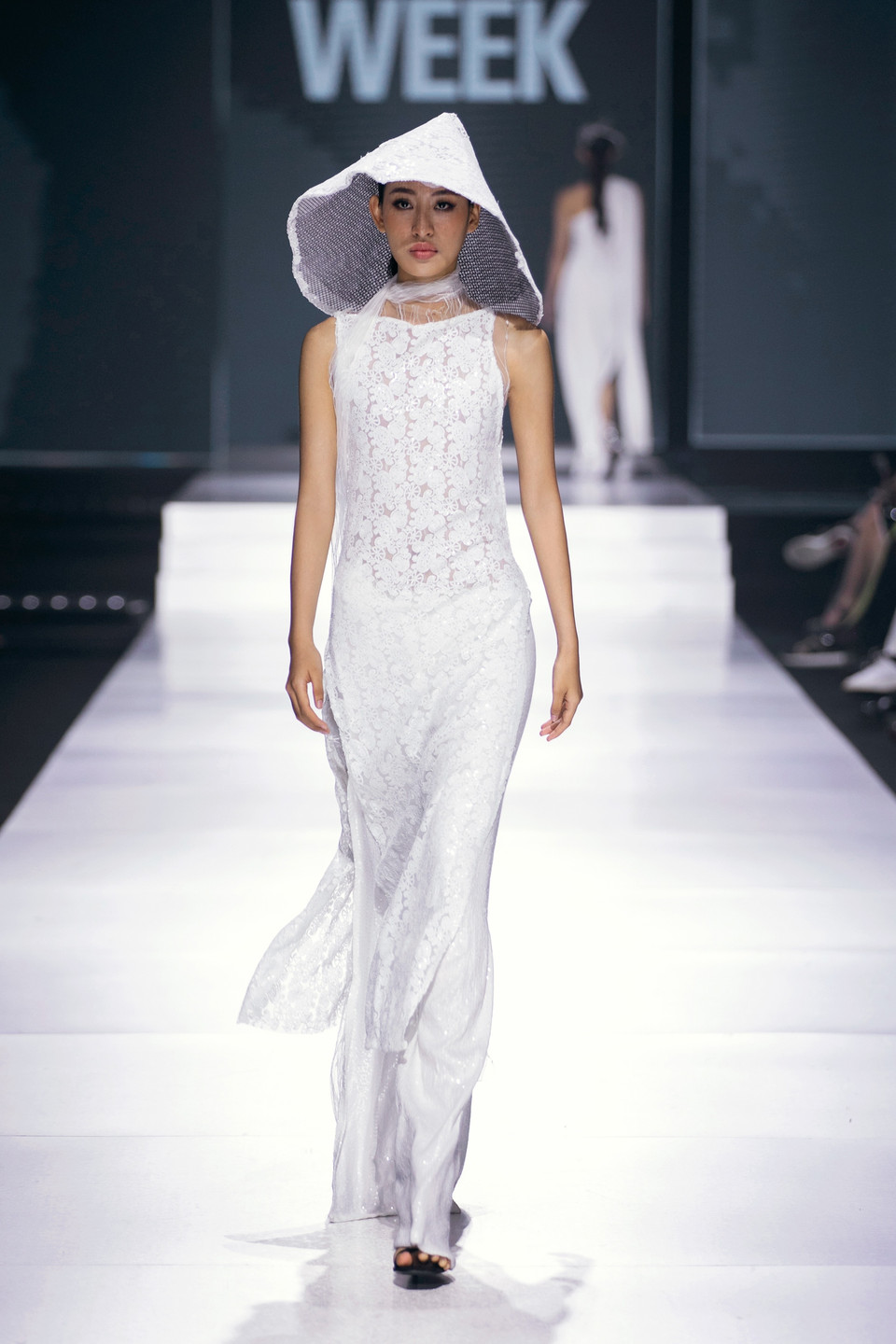 Nhờ sự khác biệt về kiểu dáng và họa tiết sáng tạo mà bộ sưu tập “Dragon” đã trở nên phù hợp với “phái đẹp” ở nhiều độ tuổi khác nhau. (Ảnh: CTV/Vietnam+)