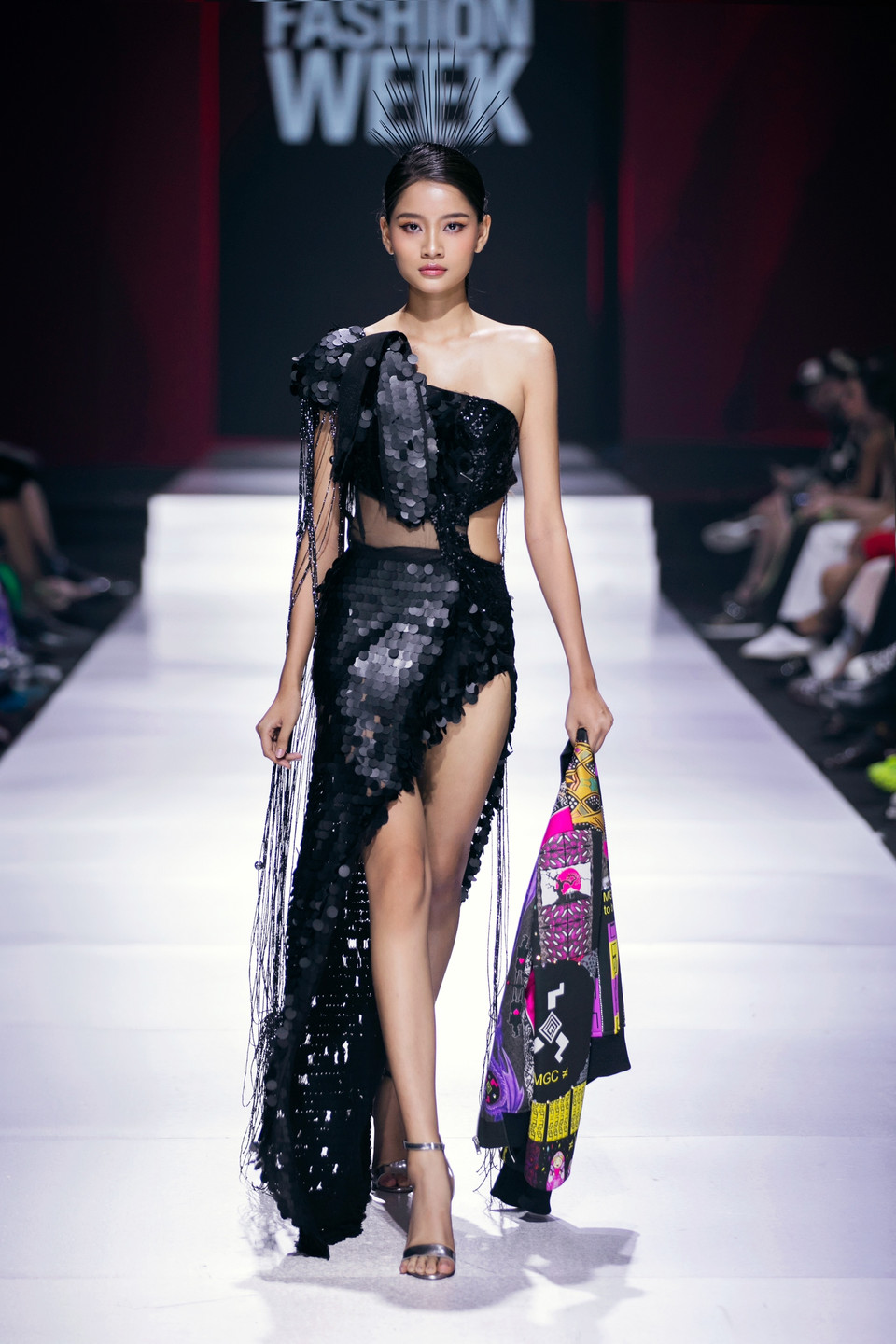 Kết hợp giữa màu sắc truyền thống với góc nhìn hiện đại, nhà thiết kế Maria Giovanna Costa mong muốn gửi gắm hình ảnh người phụ nữ đương đại, giúp tôn vinh vẻ đẹp và sự mạnh mẽ của người phụ nữ thời đại mới qua những tác phẩm của mình. (Ảnh: CTV/Vietnam+)