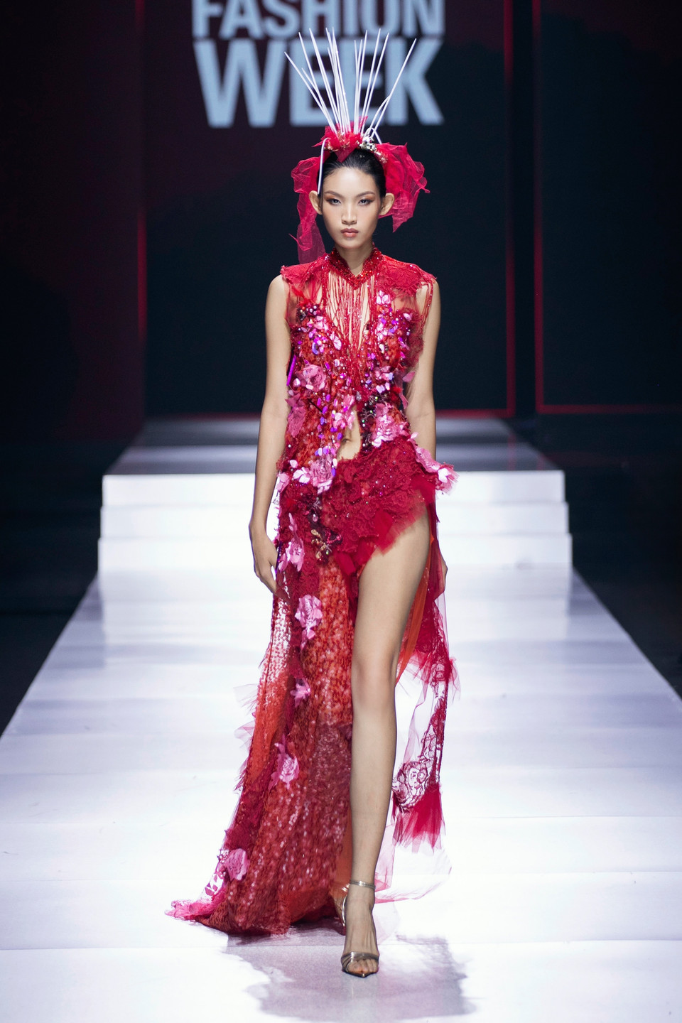 Xuất hiện ở vị trí kết show diễn, Quán quân The Face 2023 Huỳnh Tú Anh đã thể hiện được thần thái sang trọng, đẳng cấp từ cử chỉ đến biểu cảm khuôn mặt. Thiết kế váy ren xuyên thấu được đính kết những đóa hoa hồng và đá lấp lánh, phối cùng tà áo dập nổi đã giúp người mẫu hoàn toàn “làm chủ” sàn diễn. (Ảnh: CTV/Vietnam+)