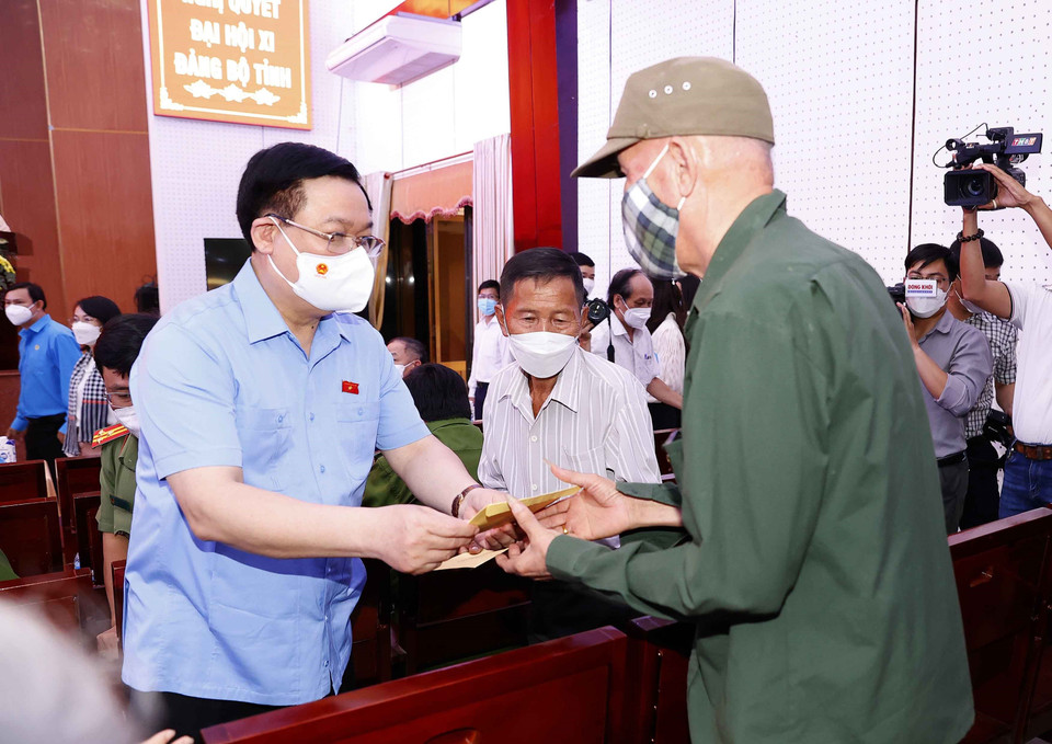 Chủ tịch Quốc hội Vương Đình Huệ tặng quà tặng quà gia đình chính sách, hộ nghèo. (Ảnh: Doãn Tấn/TTXVN)