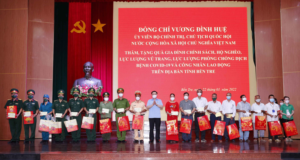 Chủ tịch Quốc hội Vương Đình Huệ tặng quà gia đình chính sách, hộ nghèo, lực lượng vũ trang, lực lượng phòng chống dịch COVID-19 và công nhân lao động trên địa bàn tỉnh Bến Tre. (Ảnh: Doãn Tấn/TTXVN)