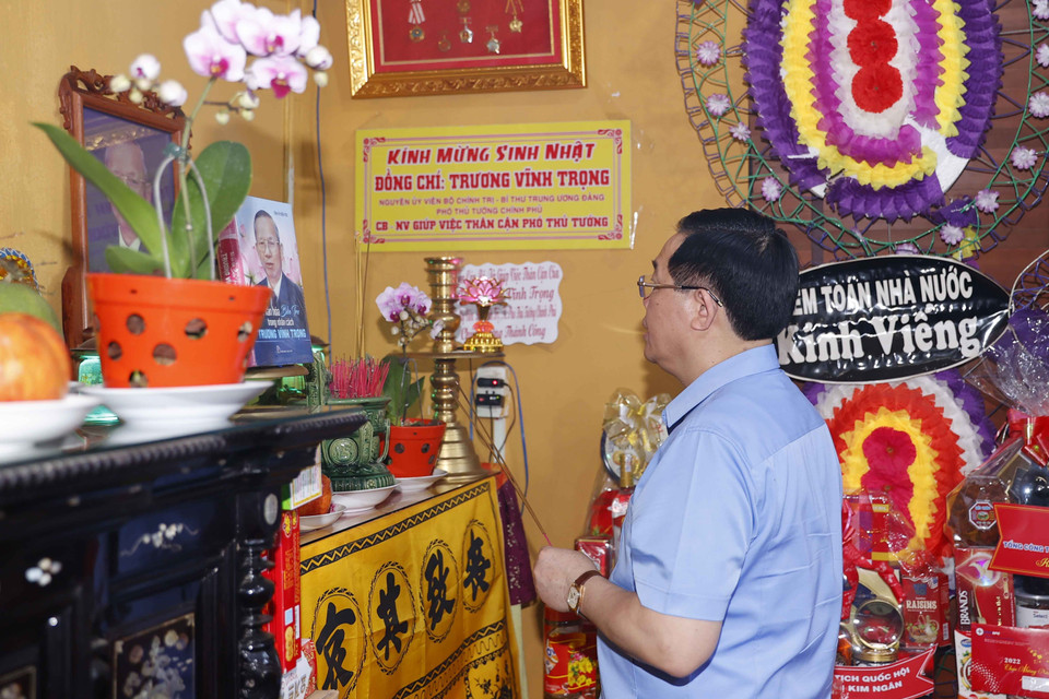 Chủ tịch Quốc hội Vương Đình Huệ đến thắp hương nguyên Ủy viên Bộ Chính trị, nguyên Phó Thủ tướng Chính phủ Trương Vĩnh Trọng. (Ảnh: Doãn Tấn/TTXVN)