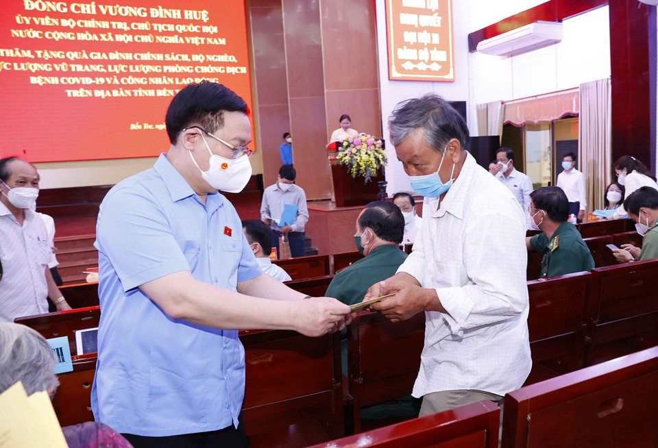 Chủ tịch Quốc hội Vương Đình Huệ tặng quà tặng quà gia đình chính sách, hộ nghèo. (Ảnh: Doãn Tấn/TTXVN)