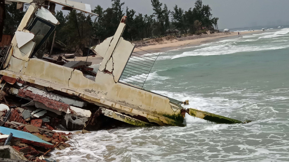 Một dãy gồm 5 ngôi nhà của người dân ở khối phố Thạnh Mỹ, phường Cẩm An đã bị sóng biển đánh sập và cuốn trôi. (Ảnh: Đoàn Hữu Trung/TTXVN)
