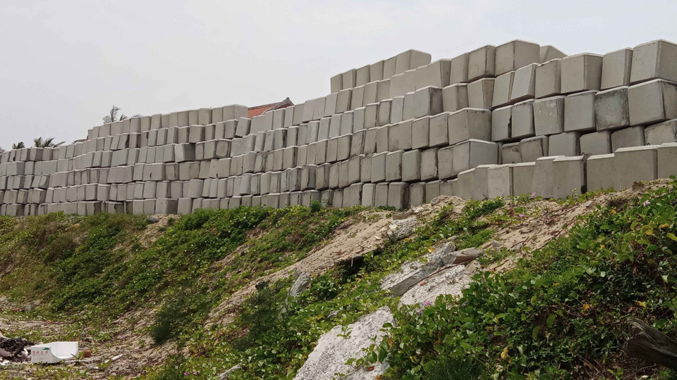 Nhiều đoạn bờ biển tuyệt đẹp của Hội An đã bị bêtông hóa trước sự xâm thực ngày càng nghiêm trọng của triều cường và sóng biển. (Ảnh: Đoàn Hữu Trung/TTXVN)