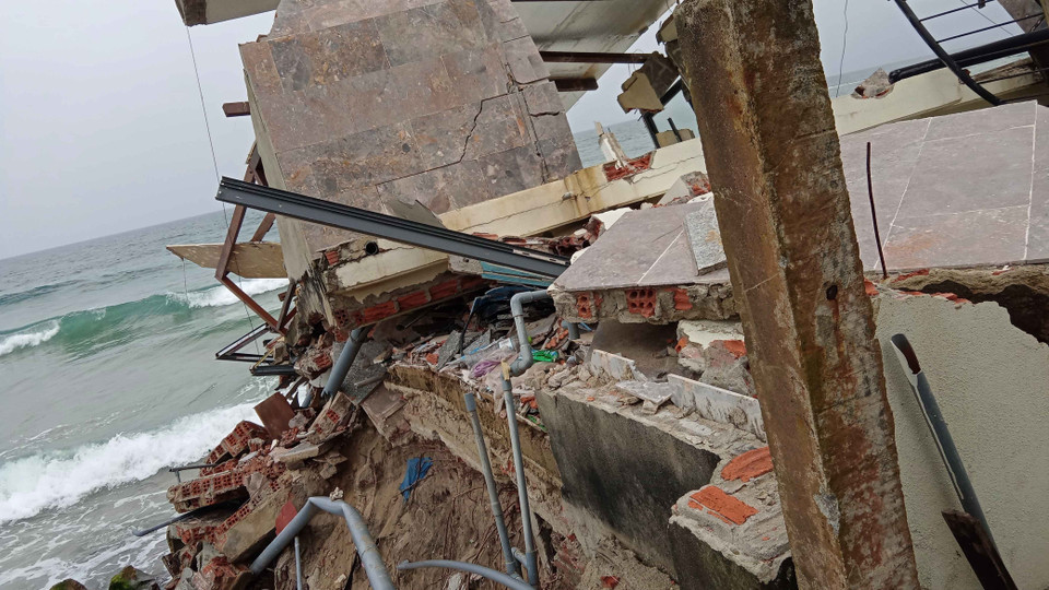 Nhiều nhà ở của người dân phường Cẩm An, thành phố Hội An bị sóng biển đánh sập. (Ảnh: Đoàn Hữu Trung/TTXVN)