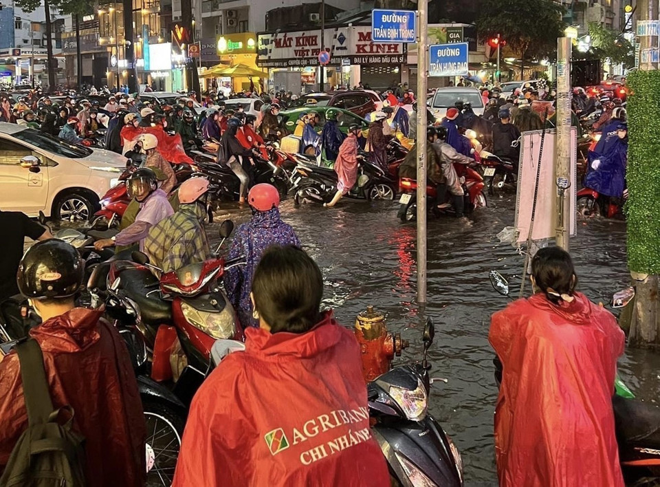  Khung cảnh giao thông hỗn loạn vì nước ngập tại tuyến đường Trần Bình Trọng-Trần Hưng Đạo - Quận 5. (Ảnh: Hoàng Anh Tuấn/TTXVN)