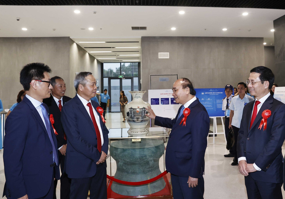 Chủ tịch nước Nguyễn Xuân Phúc tặng quà lưu niệm cho Trung tâm dữ liệu CMC Tân Thuận. (Ảnh: Thống Nhất/TTXVN)