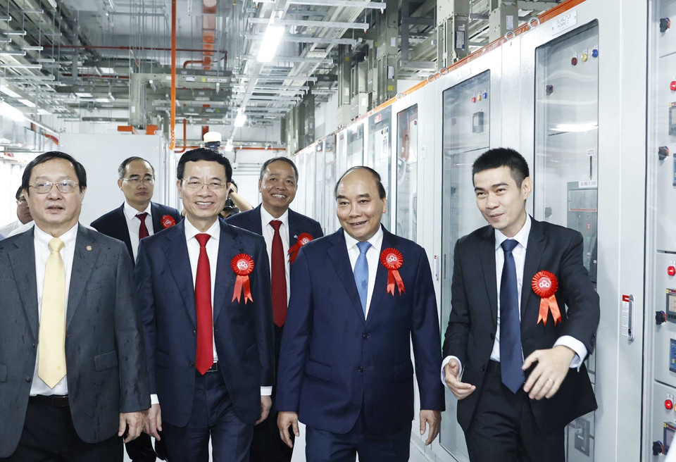 Chủ tịch nước Nguyễn Xuân Phúc thăm Trung tâm dữ liệu CMC Data Center Tân Thuận. (Ảnh: Thống Nhất/TTXVN)