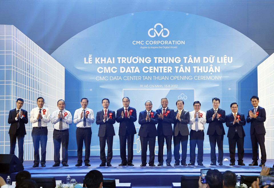 Chủ tịch nước và các đại biểu tại lễ khai trương. (Ảnh: Thống Nhất/TTXVN)