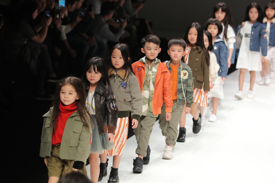 Có thể nói, lần đầu tiên dàn mẫu nhí Việt có cơ hội sải bước tại một trong những Tuần lễ thời trang lớn trên thế giới – Shanghai Fashion Week 2018. (Ảnh: Đại Ngô)