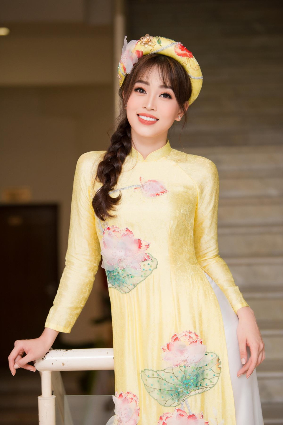 Xuất hiện lần này trong sắc áo dài màu vàng nhạt, điểm nhấn là những đóa sen hồng thêu trên tà áo và đính kết một cách khéo léo trên mấn, Á hậu Phương Nga nổi bật với thần thái dịu dàng, đằm thắm. (Ảnh: Vũ Vũ/Vietnam+)