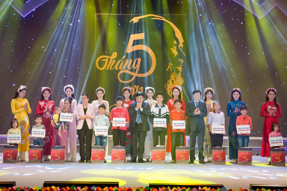 Đây cùng là chương trình nghệ thuật đặc biệt nhằm mang đến cho trẻ em nghèo có hoàn cảnh khó khăn nguồn động viên, khích lệ và những món quà nghĩa tình, đầy xúc động.(Ảnh: Vũ Vũ/Vietnam+)