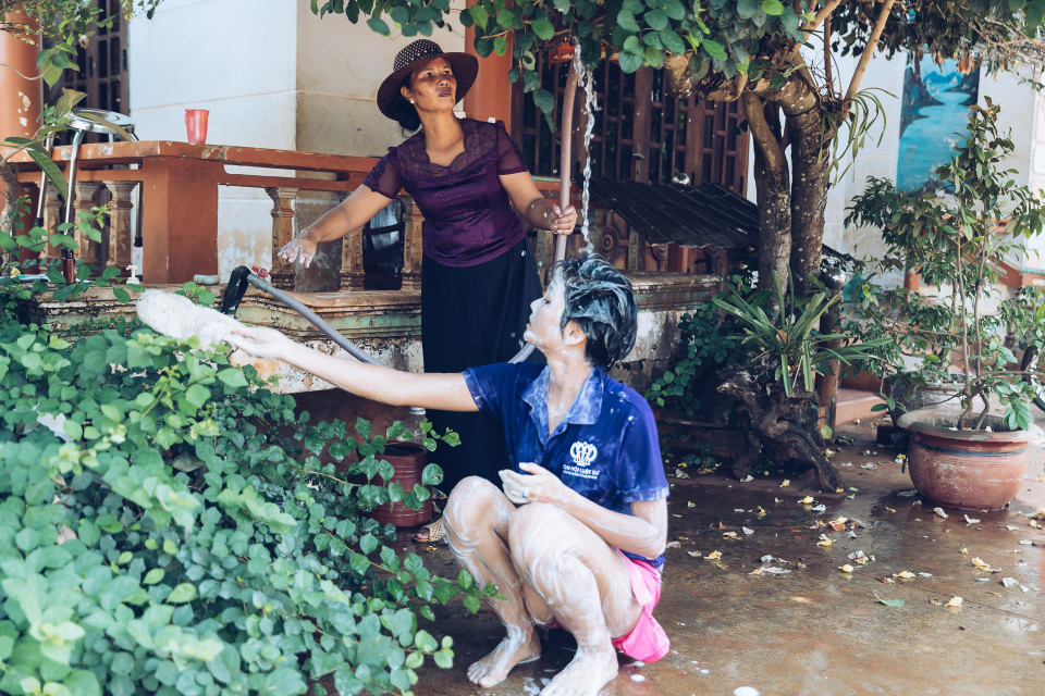 H’Hen Niê bảo, lúc nhỏ rất thích được mẹ tắm cho, sau này lớn lên không còn được nũng nịu với mẹ như thế này nữa. (Ảnh: Thiên An/Vietnam+)