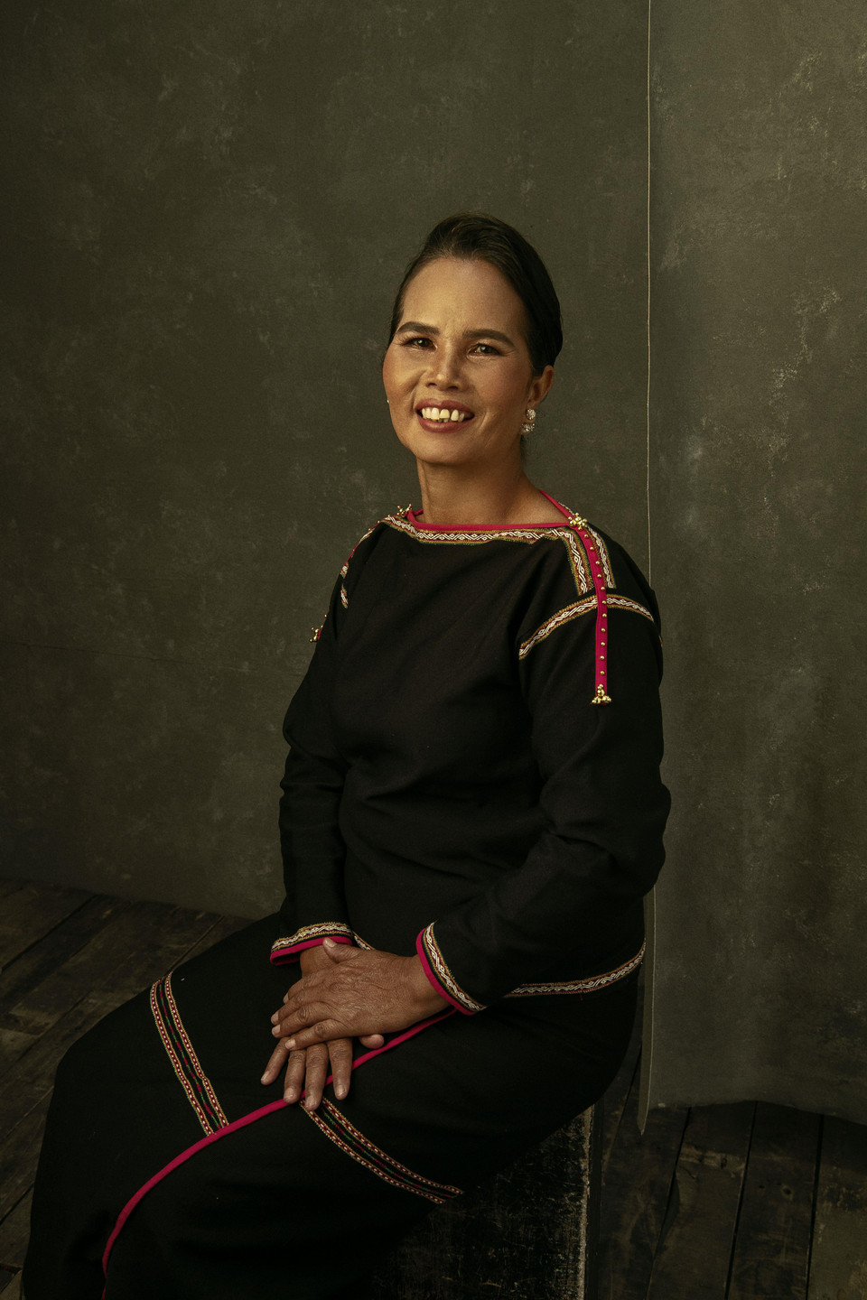 Được biết, bộ ảnh được thực hiện sau khi H’Hen Niê trở về từ cuộc thi Miss Universe. Thời điểm đó, mẹ cô lần đầu tiên sang nước ngoài để ủng hộ con gái đi thi và chứng kiến giây phút H’Hen Niê tỏa sáng, ghi dấu ấn lịch sử tại Miss Universe. (Ảnh: Milo Trần/Vietnam+)