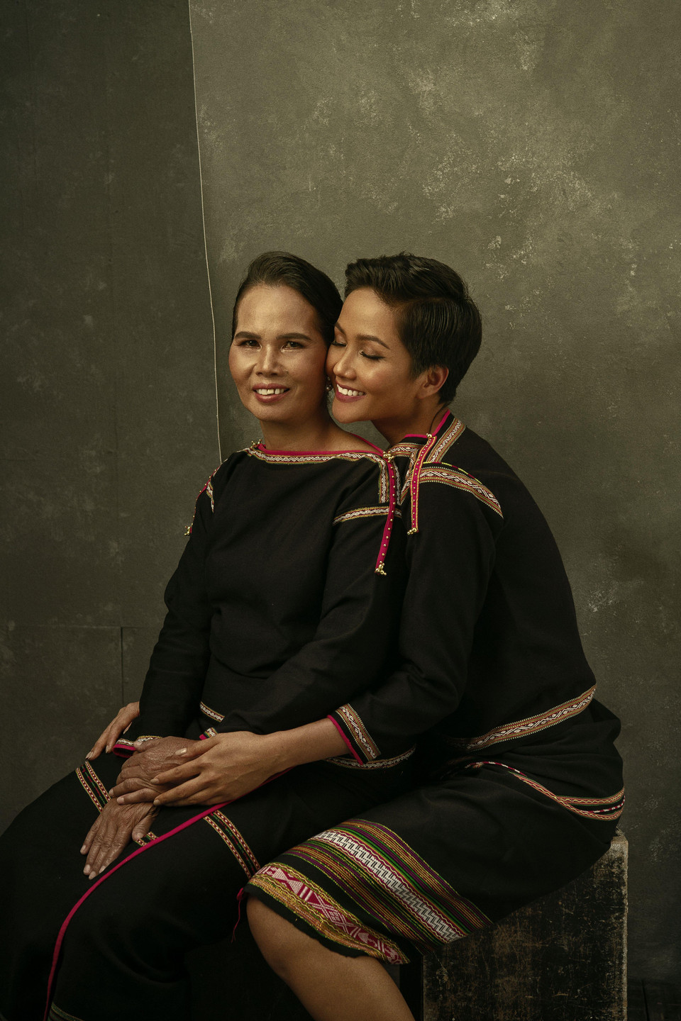 Vốn là người chưa từng bước chân vào studio chụp ảnh bao giờ, nhưng mẹ cô vẫn vui vẻ chụp ảnh cùng con gái, tạo ra những bức ảnh đẹp và đầy ý nghĩa. Cô gái bé nhỏ từng không vâng lời mẹ để kết hôn năm 14 tuổi nay đã trưởng thành, trở thành Hoa hậu và được thế giới biết đến cùng câu chuyện truyền cảm hứng chạm vào trái tim hàng triệu người. (Ảnh: Milo Trần/Vietnam+)