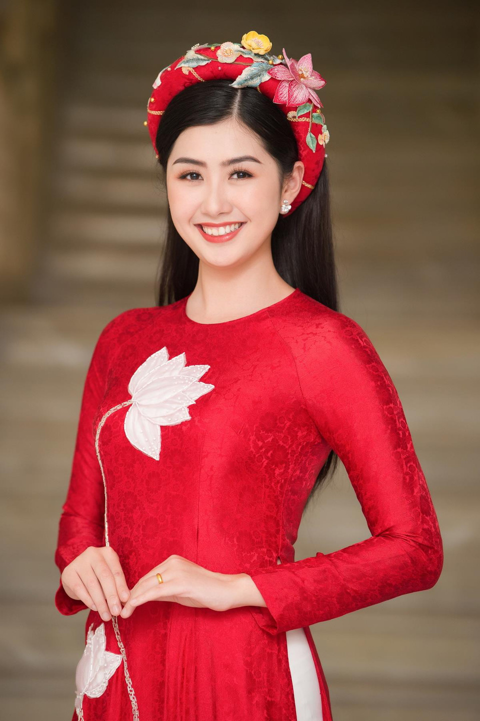 Lấy cảm hứng từ những giọt sương long lanh trên kẽ lá, Ngọc Hân đã điểm xuyết những hạt cườm óng ánh. Chú trọng tỉ mỉ từng chi tiết nhỏ, các thiết kế trong bộ sưu tập mang đến những tác phẩm ấn tượng và được dàn người đẹp tới từ cuộc thi Hoa hậu Việt Nam thể hiện trọn vẹn ý nghĩa. (Ảnh: Vũ Vũ/Vietnam+)