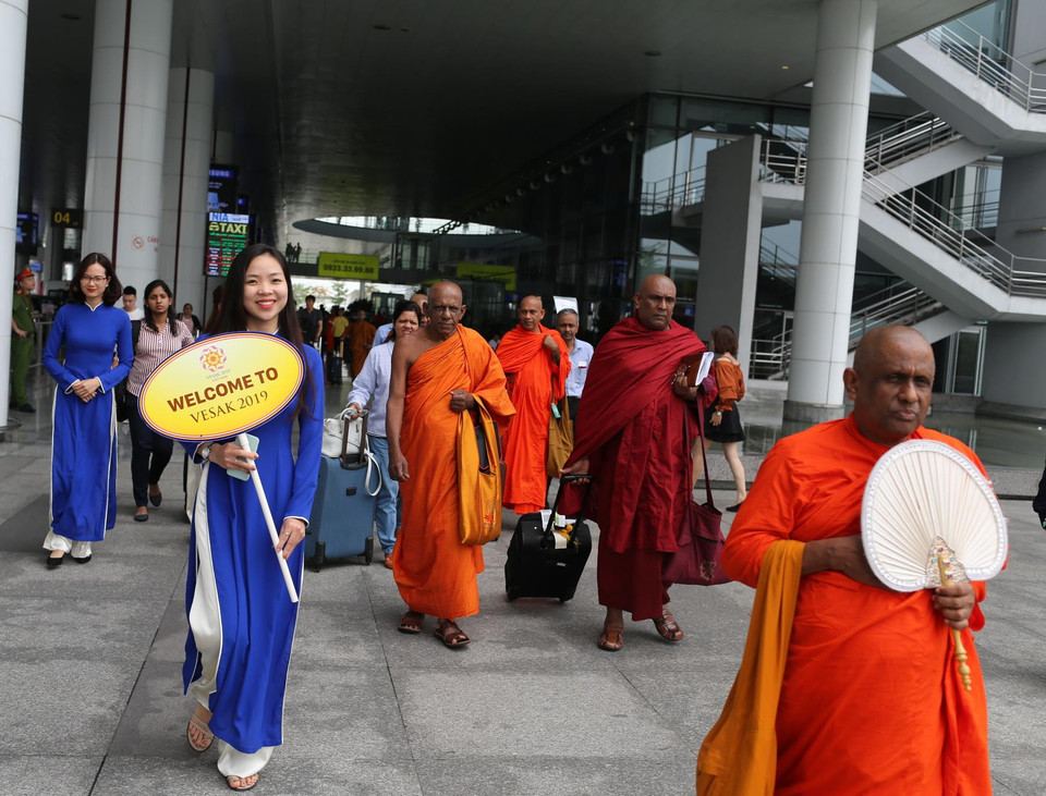 Hòa thượng Thích Quang Thạnh Phó Tổng Thư Ký Ủy ban Tổ chức quốc gia phụ trách lễ tân Đại lễ Vesak 2019, Tiểu ban Lễ tân cùng đông đảo hướng dẫn viên, tình nguyện viên đã nhanh chóng hoàn tất các thủ tục hải quan, hướng dẫn và đưa các đại biểu về nơi lưu trú theo sự phân bổ của ban tổ chức. (Ảnh: PV/Vietnam+)