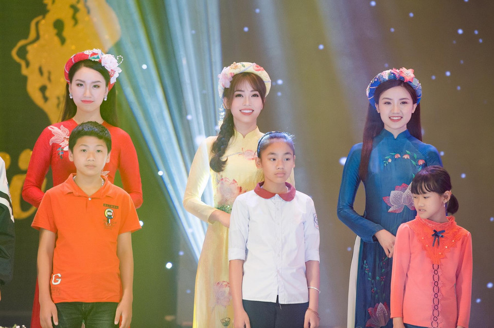 Á hậu Phương Nga đã có dịp hội ngộ cùng các người đẹp Hoa hậu Việt Nam: Người đẹp truyền thông Ngọc Linh, Người đẹp áo dài Thanh Tú, Lại Quỳnh Giang,Phương Anh, Ngọc Nữ… khi tham gia trình diễn bộ sưu tập áo dài truyền thống đặc sắc của nhà thiết kế, Hoa hậu Ngọc Hân. (Ảnh: Vũ Vũ/Vietnam+)