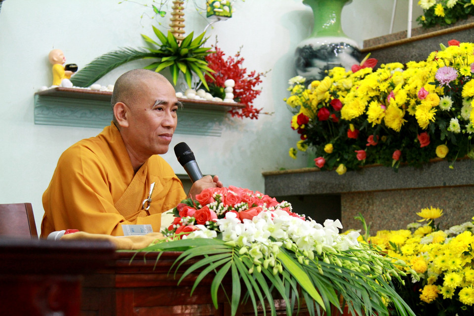 Tiến sỹ, Thượng tọa Thích Tâm Đức, hiện là Ủy viên Hội đồng trị sự, Phó Viện trưởng kiêm Tổng Thư ký Viện Nghiên cứu Phật học, Phó Viện trưởng Viện Phật giáo Việt Nam... thuyết giảng trước các tân tu sỹ. (Ảnh: Xuân Mai/Vietnam+)
