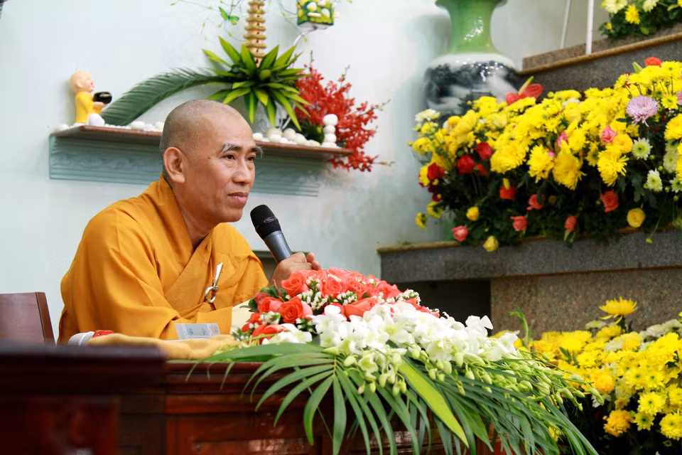 Tiến sỹ, Thượng tọa Thích Tâm Đức, hiện là Ủy viên Hội đồng trị sự, Phó Viện trưởng kiêm Tổng Thư ký Viện Nghiên cứu Phật học, Phó Viện trưởng Viện Phật giáo Việt Nam... thuyết giảng trước các tân tu sỹ. (Ảnh: Xuân Mai/Vietnam+)