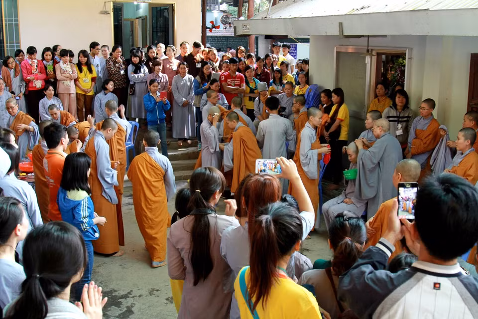 Quang cảnh mang đến nhiều cảm xúc cạnh nhà Thờ Tổ. (Ảnh: Xuân Mai/Vietnam+)