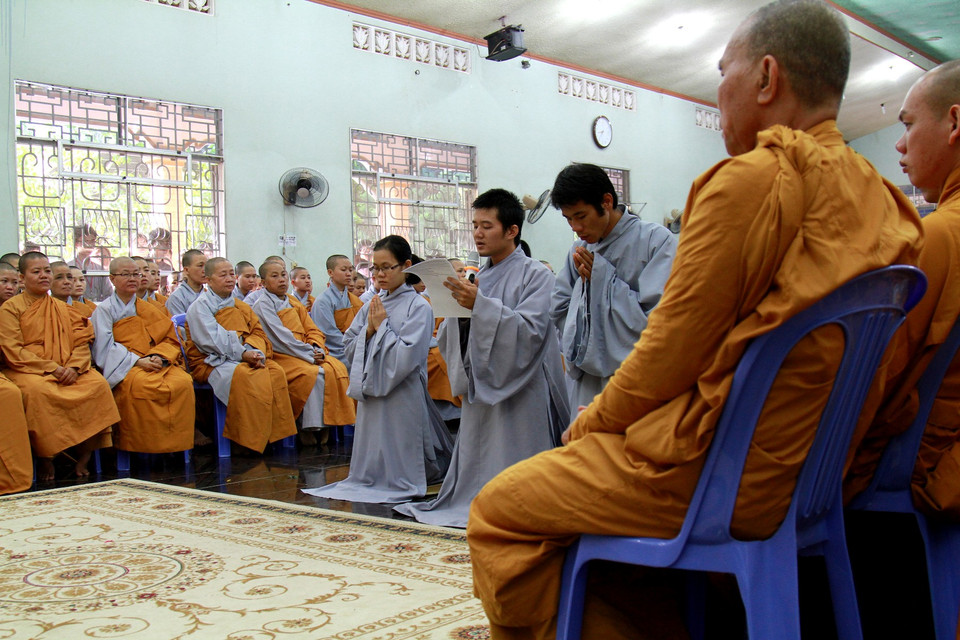 Phật tử đọc tác bạch xuất gia. (Ảnh: Xuân Mai/Vietnam+)