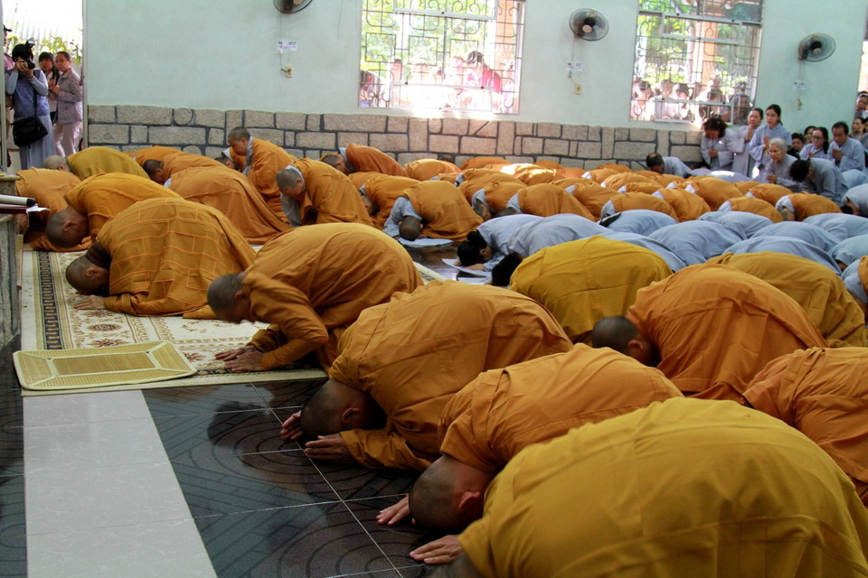 Các sư thầy làm lễ trước khi thời niệm hương bạch Phật, tụng trì Đại Bi thần chú... (Ảnh: Xuân Mai/Vietnam+)