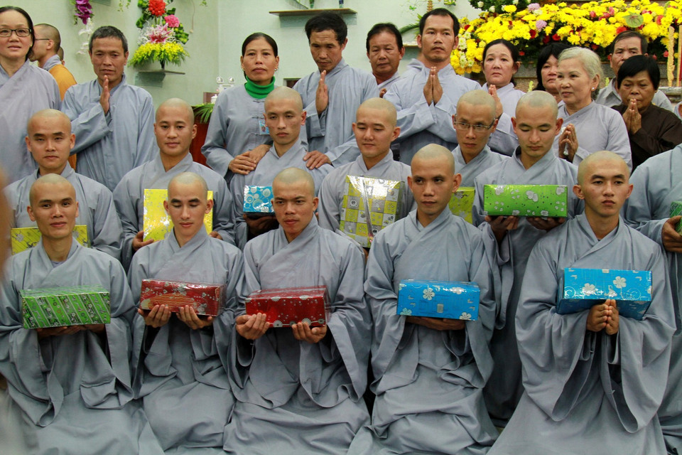 Nhận quà và chụp ảnh lưu niệm với cha mẹ, người thân. (Ảnh: Xuân Mai/Vietnam+)