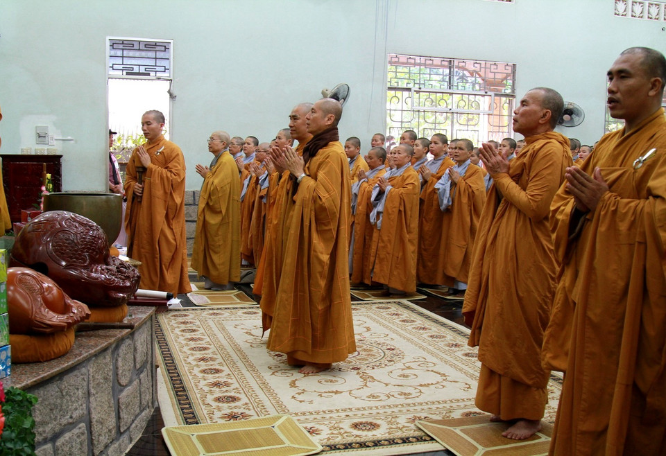 Tại chính điện chùa Phật Quang ngày 27/1 vừa qua đã diễn ra lễ xuất gia của 17 Phật tử. (Ảnh: Xuân Mai/Vietnam+)