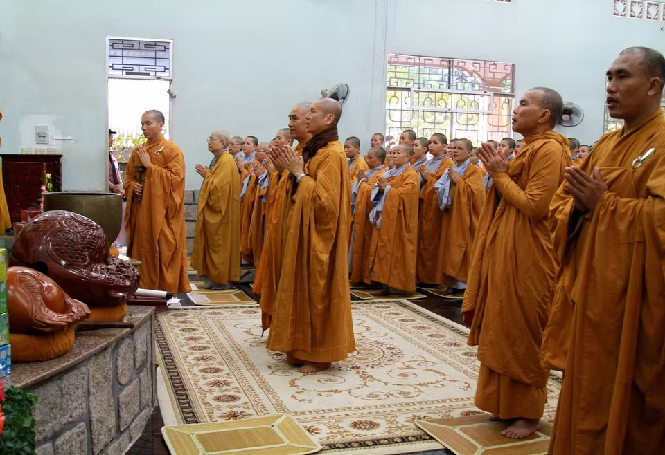 Tại chính điện chùa Phật Quang ngày 27/1 vừa qua đã diễn ra lễ xuất gia của 17 Phật tử. (Ảnh: Xuân Mai/Vietnam+)