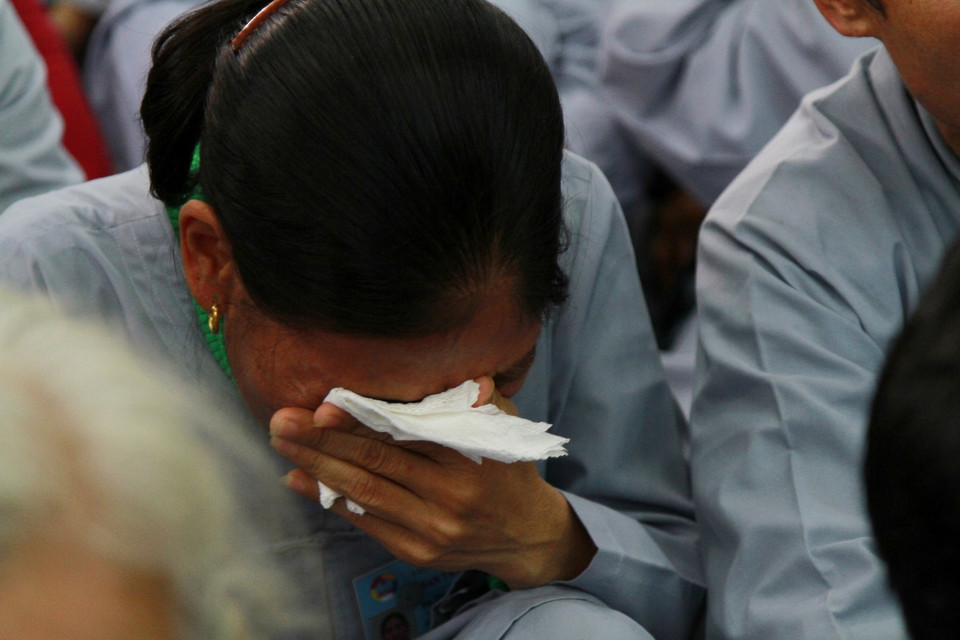 Phật tử Thanh Phổ Bửu đến từ Nghệ An xúc động nghẹn ngào trong lễ xuất gia của người con trai duy nhất sinh năm 1990. (Ảnh: Xuân Mai/Vietnam+)