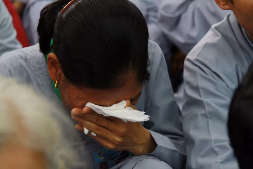 Phật tử Thanh Phổ Bửu đến từ Nghệ An xúc động nghẹn ngào trong lễ xuất gia của người con trai duy nhất sinh năm 1990. (Ảnh: Xuân Mai/Vietnam+)