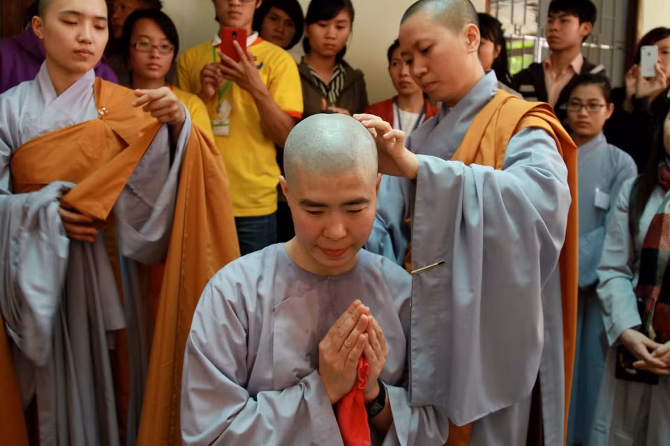 Trên con đường tìm đến một diện mạo mới của mỗi người xuất gia. (Ảnh: Xuân Mai/Vietnam+)